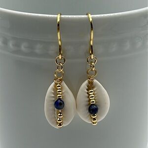 2354- Handmade Shell Dangle Earrings NWT